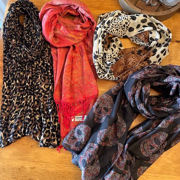 Lot of scarfs - Picture 1 of 9